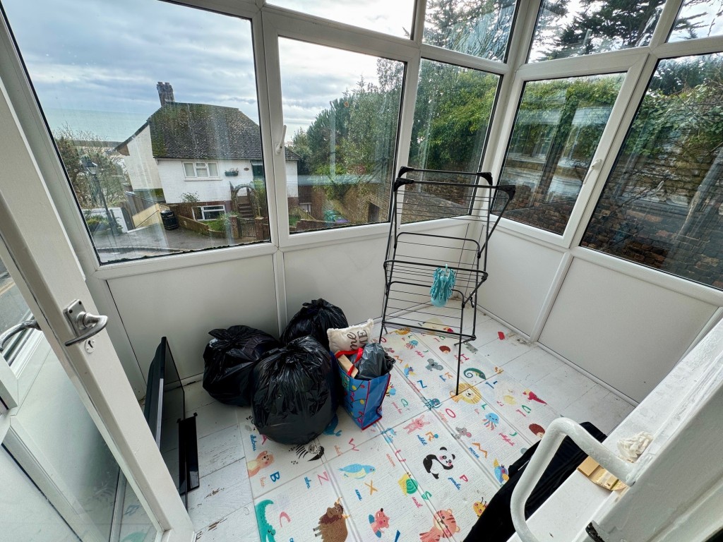 Lot: 147 - TWO-BEDROOM APARTMENT WITH SEA VIEWS - Flat 1 Bayle Court - conservatory